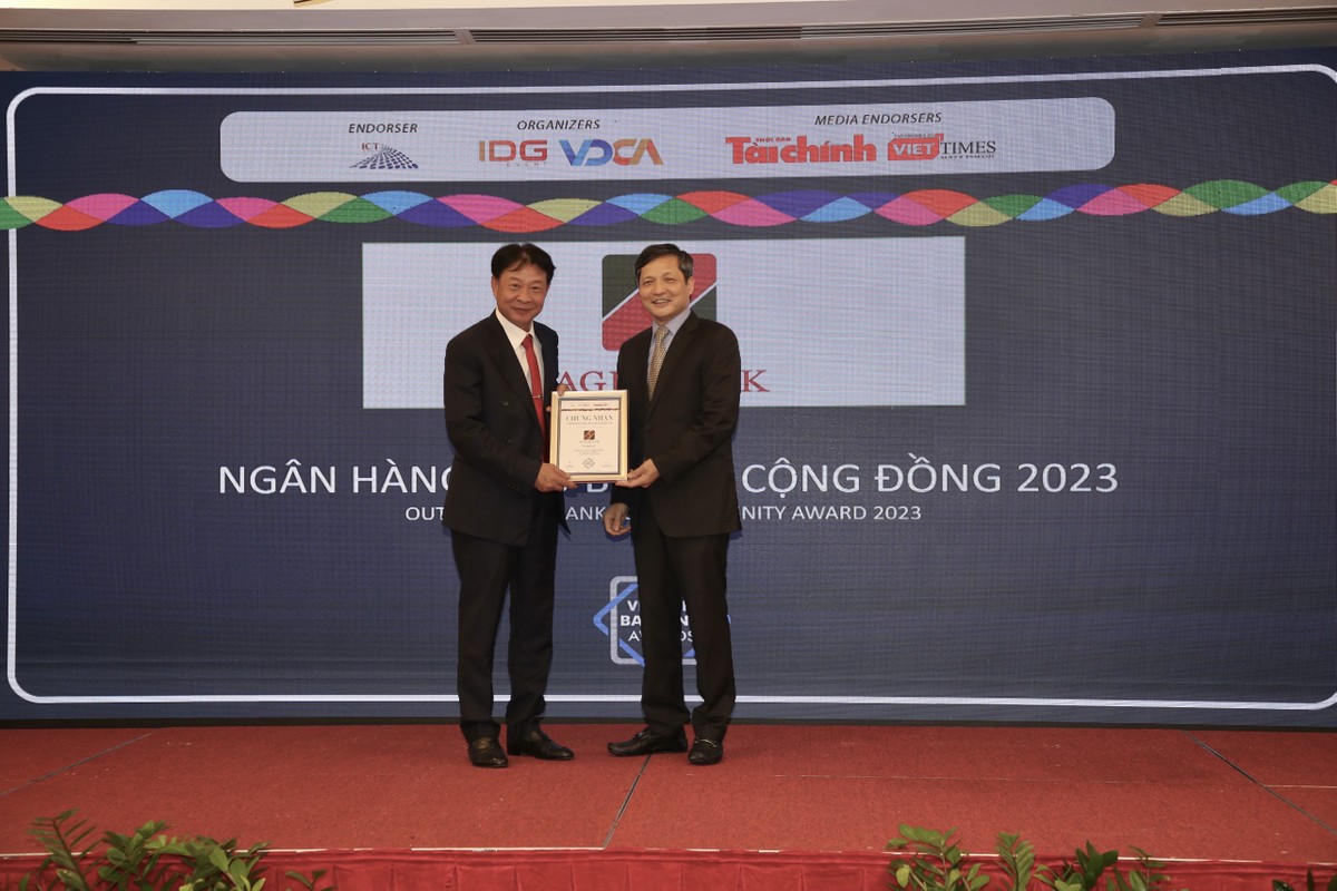 Ông Vũ Viết Ngoạn, Chủ tịch Ủy ban giám sát Kl991.com nạp rút nhanh Quốc gia (phải) trao Giải thưởng “Link Vào Nhà Cái KL99 COM Tặng +199k tiêu biểu vì cộng đồng” cho đại diện Agribank.