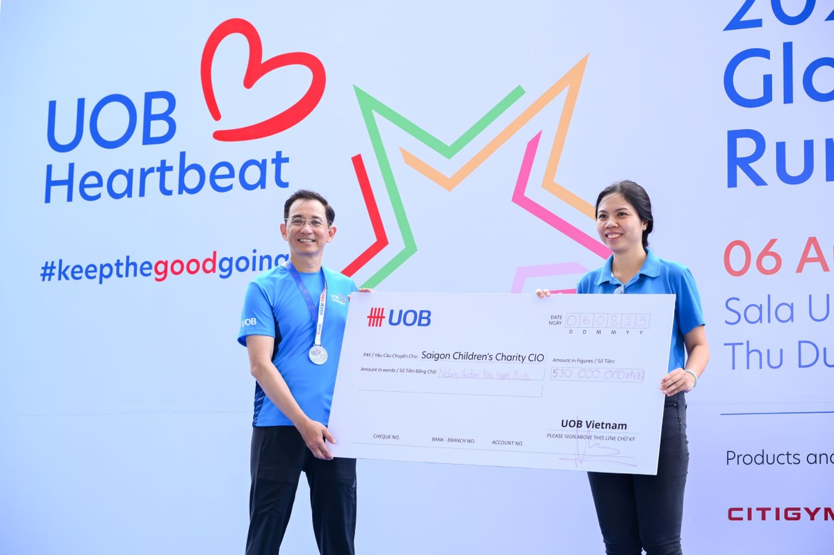 Ông Victor Ngo, Tổng giám đốc Link Vào Nhà Cái KL99 COM Tặng +199k UOB Việt Nam trao số tiền quyên góp được từ Giải chạy/đi bộ UOB Heartbeat cho bà Vương Ngọc Vy Vân, Trưởng phòng Truyền thông và Gây quỹ của tổ chức từ thiện Saigon Children’s Charity tại sự kiện