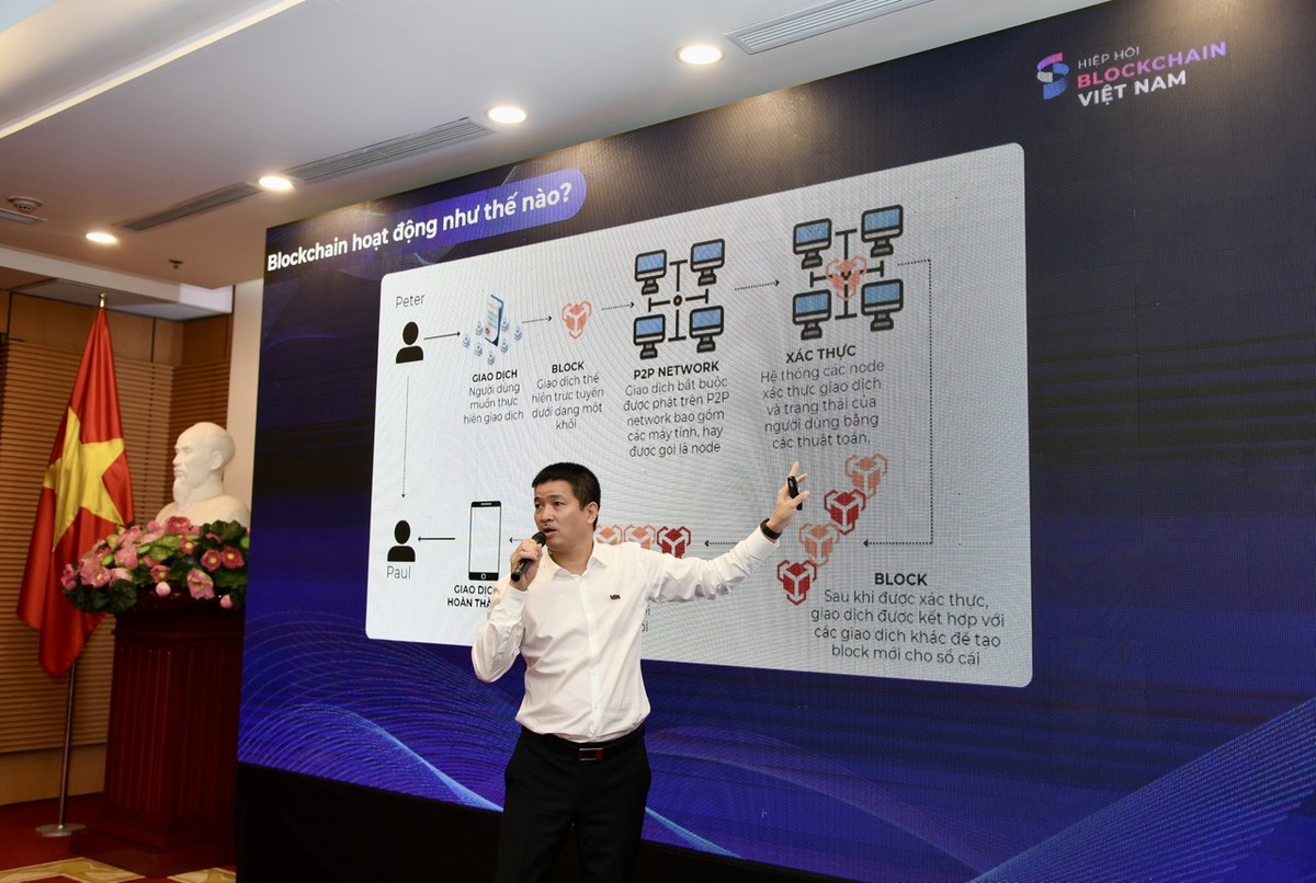 Ông Phan Đức Trung, Phó Chủ tịch Thường trực VBA trình bày tại Hội thảo