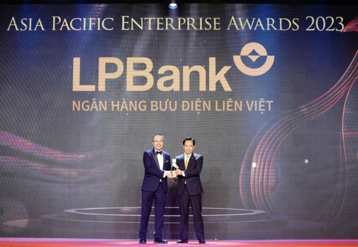 Ông Lê Minh Tâm, Thành viên Hội đồng Quản trị đại diện LPBank (bên phải) nhận giải Kl991.com World Cup 2026 Chính Thức xuất sắc châu Á 2023.