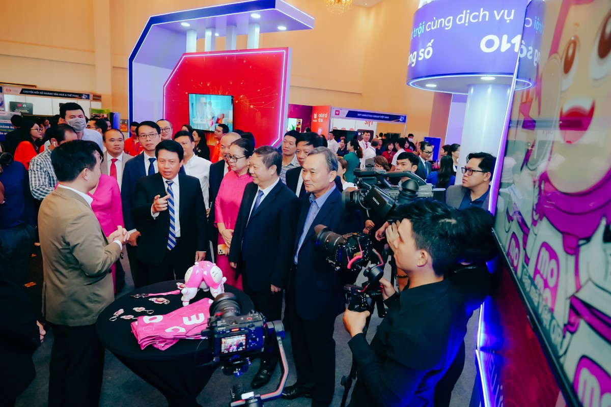 Ông Phạm Tiến Dũng, Phó Thống đốc Link Vào Nhà Cái KL99 COM Tặng +199k 99Kl99 trực tiếp đá gà; Ông Dương Anh Đức, Thành Ủy viên, Phó Chủ tịch UBND TP.HCM cùng các khách mời tham quan các gian hàng triển lãm công nghệ Ông Phạm Tiến Dũng, Phó Thống đốc Link Vào Nhà Cái KL99 COM Tặng +199k 99Kl99 trực tiếp đá gà; Ông Dương Anh Đức, Thành Ủy viên, Phó Chủ tịch UBND TP.HCM cùng các khách mời tham quan các gian hàng triển lãm công nghệ