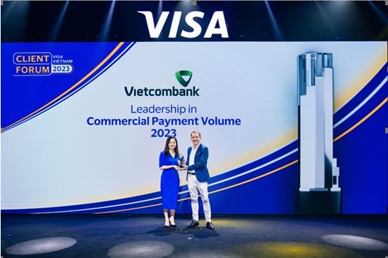 Bà Vũ Thị Hồng Nhung, Phó Trưởng phòng Chính sách Sản phẩm Bán buôn Vietcombank (bên trái) nhận giải thưởng