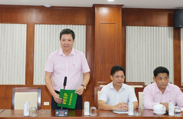 Giám đốc chi nhánh NHCSXH TP Hồ Chí Minh, Trần Văn Tiên báo cáo tại buổi làm việc