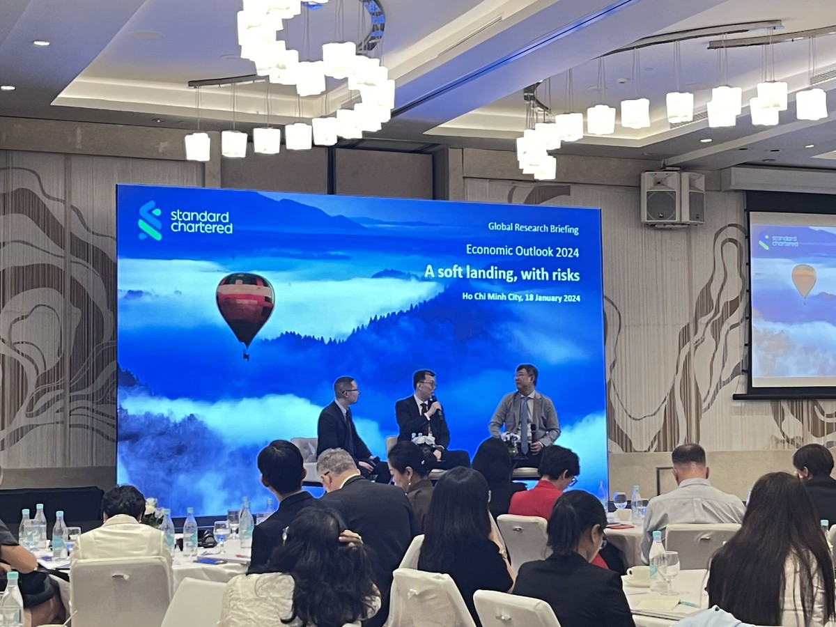 Các chuyên gia của Standard Chartered chia sẻ tại Hội thảo