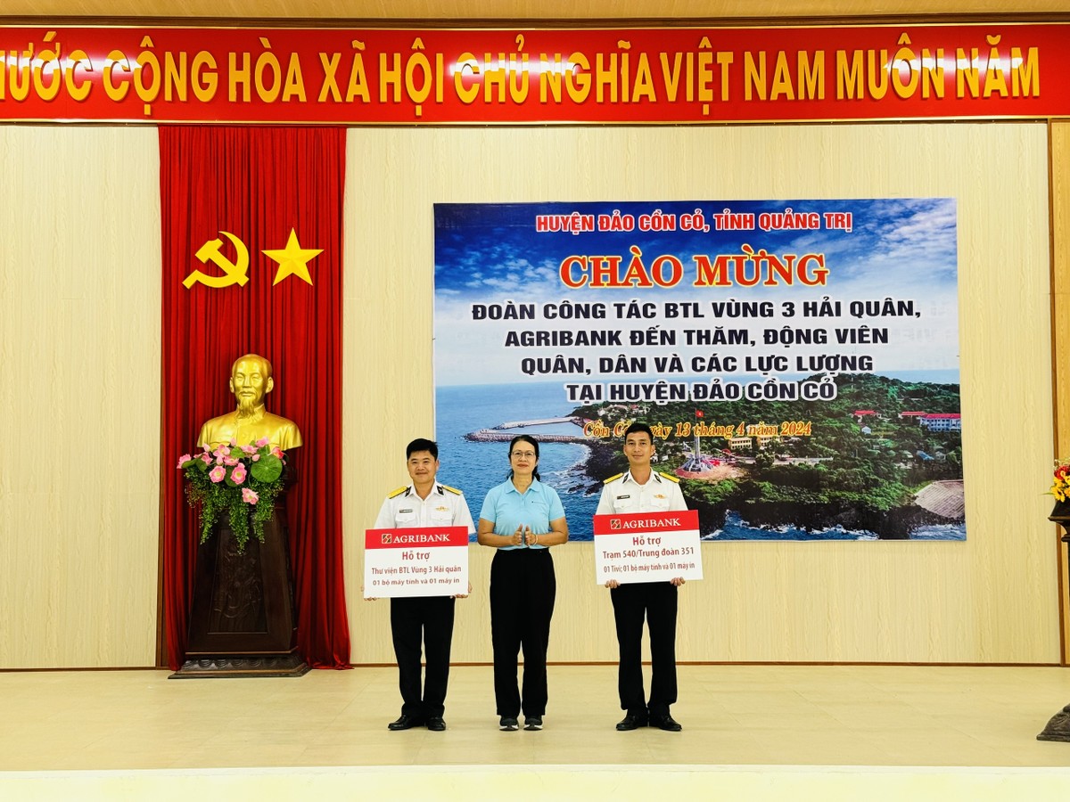 Đại diện Agribank, bà Nguyễn Thị Phượng, Phó tổng giám đốc trao tặng quà cho các lực lượng vũ trang trên huyện đảo Cồn Cỏ, tỉnh Quảng Trị.