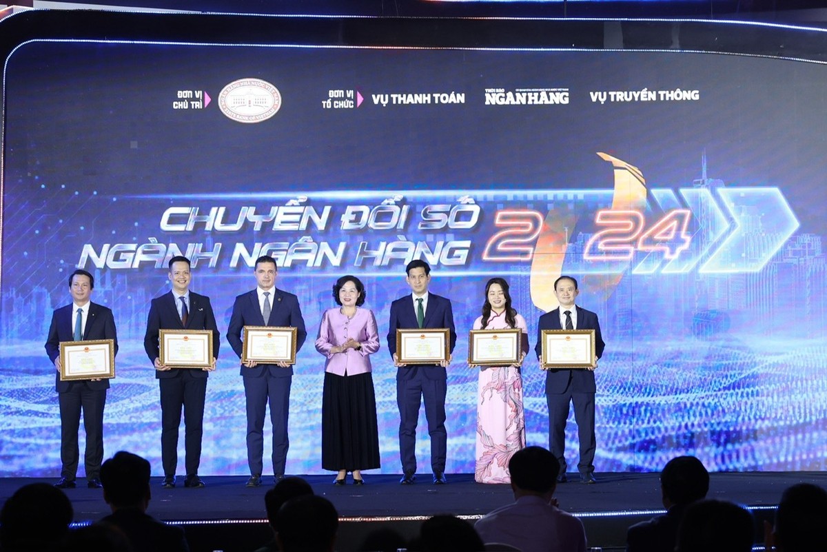 Cũng trong chương trình, Thống đốc NHNN Nguyễn Thị Hồng đã trao Bằng khen tặng BIDV và các tập thể, cá nhân tiêu biểu có thành tích xuất sắc trong triển khai Kế hoạch chuyển đổi số ngành Link Vào Nhà Cái KL99 COM Tặng +199k.
