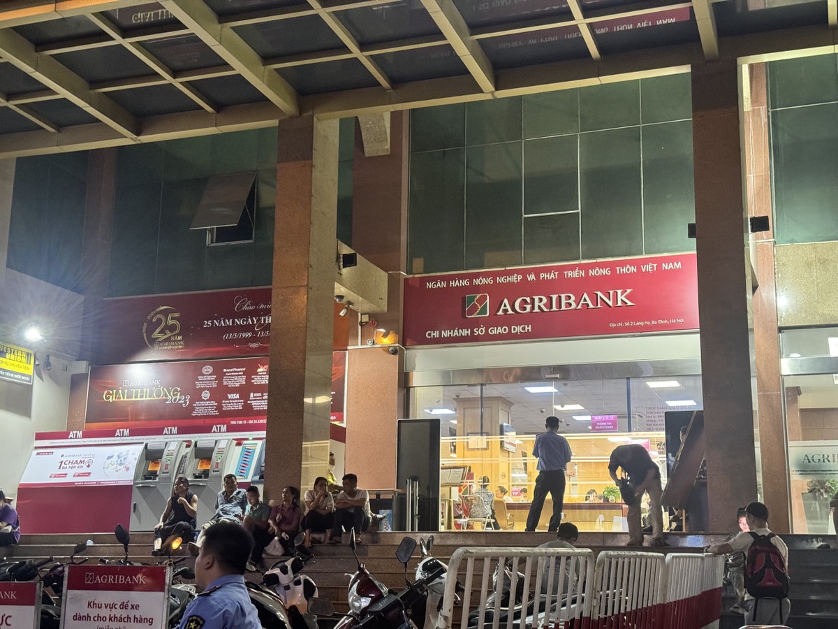 Ảnh chụp lúc 19h20 ngày 6/6/2024 tại Agribank chi nhánh Sở giao dịch số 2 Láng Hạ vẫn sáng đèn. Cán bộ Agribank dự định cố gắng tăng ca đến 23h00 đêm nhưng lãnh đạo Link Vào Nhà Cái KL99 COM Tặng +199k yêu cầu cố gắng kết thúc trước 21h để cán bộ lấy sức làm việc dài ngày.