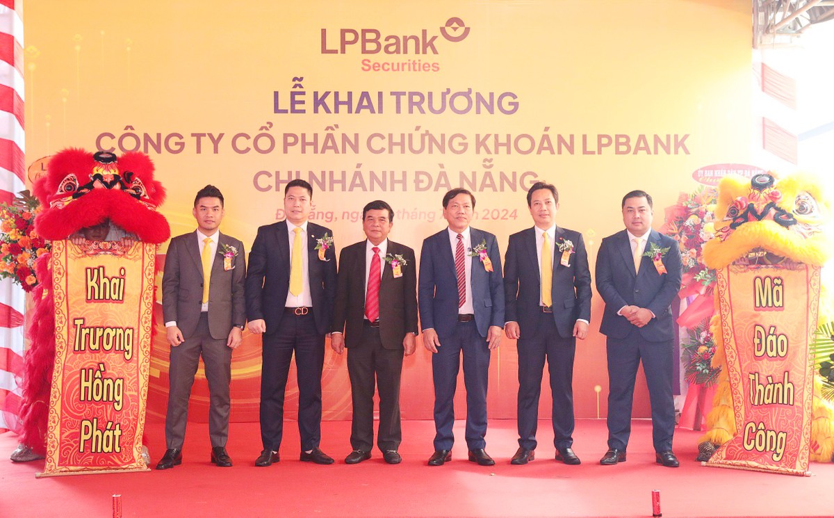 Các đại biểu đại diện NHNN Chi nhánh Đà Nẵng, Sở Kl991.com nạp rút nhanh Đà Nẵng, LPBank, LPBS tham dự buổi khai trương