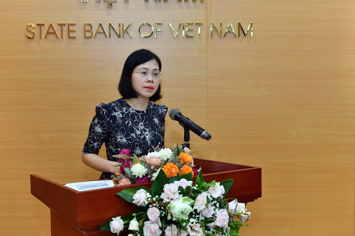 Bà Mai Thị Trang, Phó vụ trưởng Vụ Chính sách tiền tệ, NHNN trình bày tham luận tại sự kiện