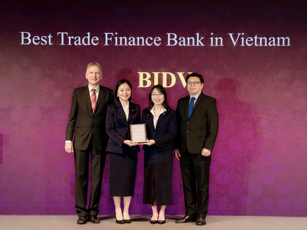 Bà Đặng Hoài Ly, Phó Giám đốc Trung tâm Tác nghiệp Tài trợ Thương mại BIDV và bà Phạm Minh Châu, Phó Giám đốc Ban Chính sách Sản phẩm Bán buôn BIDV nhận giải thưởng