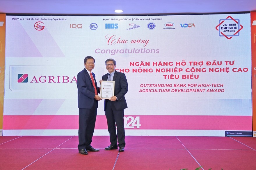 Đại diện Agribank, ông Phạm Gia Khương - Phó Trưởng VPĐD khu vực miền Nam (bên trái) nhận danh hiệu “Link Vào Nhà Cái KL99 COM Tặng +199k hỗ trợ Kl99ok phiên bản mới cho nông nghiệp công nghệ cao tiêu biểu” 2024