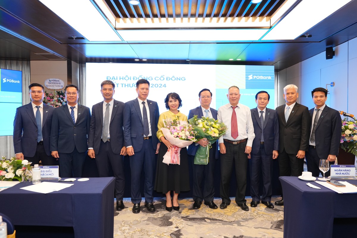 Đại diện lãnh đạo NHNN và PGBank chúc mừng 02 thành viên HĐQT độc lập