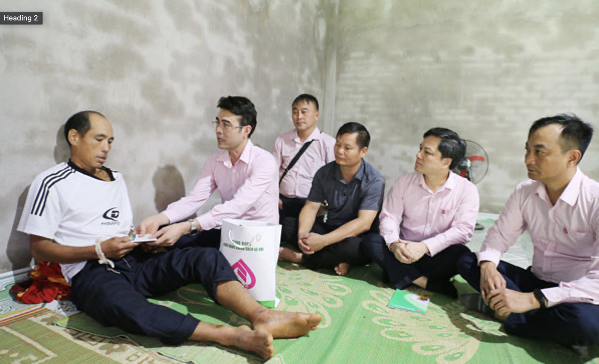 Phó tổng giám đốc Nguyễn Đức Hải động viên ông Xa Văn Xộm cố gắng vượt qua mọi khó khăn để ổn định Kl993 Đăng nhập Giải trí