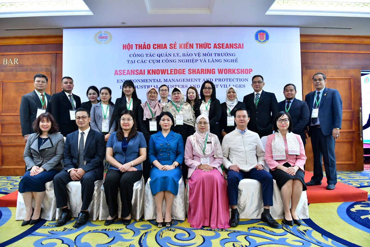 Các đại biểu tham dự Hội thảo chụp ảnh kỷ niệm