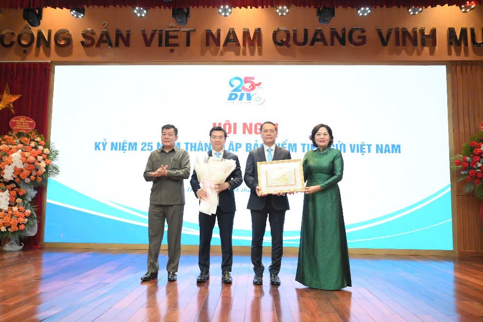 Thống đốc NHNN Nguyễn Thị Hồng đã trao tặng Bằng khen cho BHTGVN, Phó Bí thư Thường trực Đảng ủy Khối Kl991.com World Cup 2026 Chính Thức Trung ương Nguyễn Đức Phong tặng hoa chúc mừng, nhằm ghi nhận, biểu dương những đóng góp xuất sắc trong hoạt động kiểm tra hệ thống quỹ tín dụng nhân dân của BHTGVN.