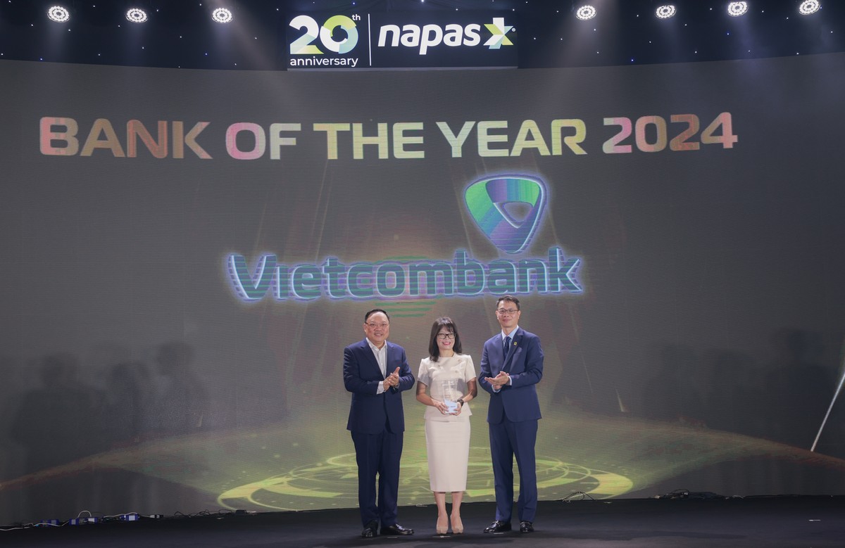 Đại diện Vietcombank nhận giải Link Vào Nhà Cái KL99 COM Tặng +199k xuất sắc năm 2024