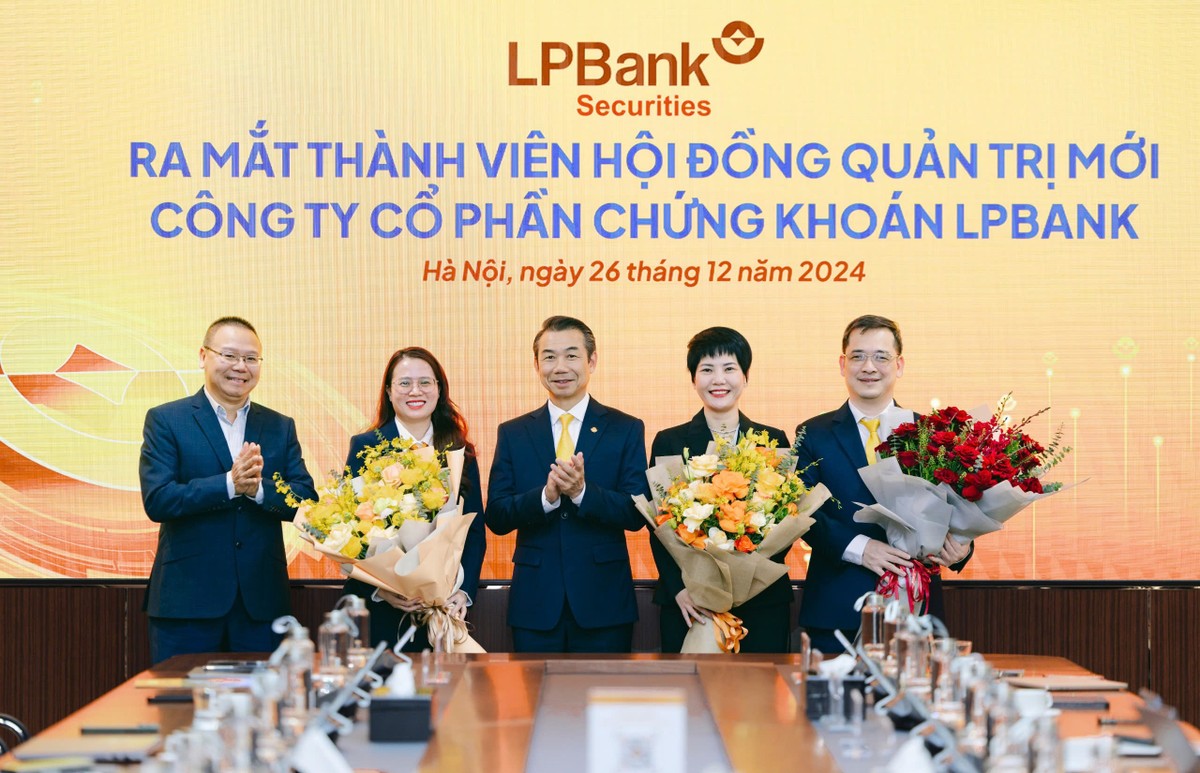 Ông Phạm Phú Khôi (giữa) - Chủ tịch LPBS trao hoa cho các thành viên HĐQT và Tổng Giám đốc LPBS