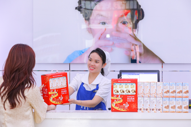 Hộp quà Tết của Bộ sản phẩm Thức uống thiên nhiên từ Hạt TH