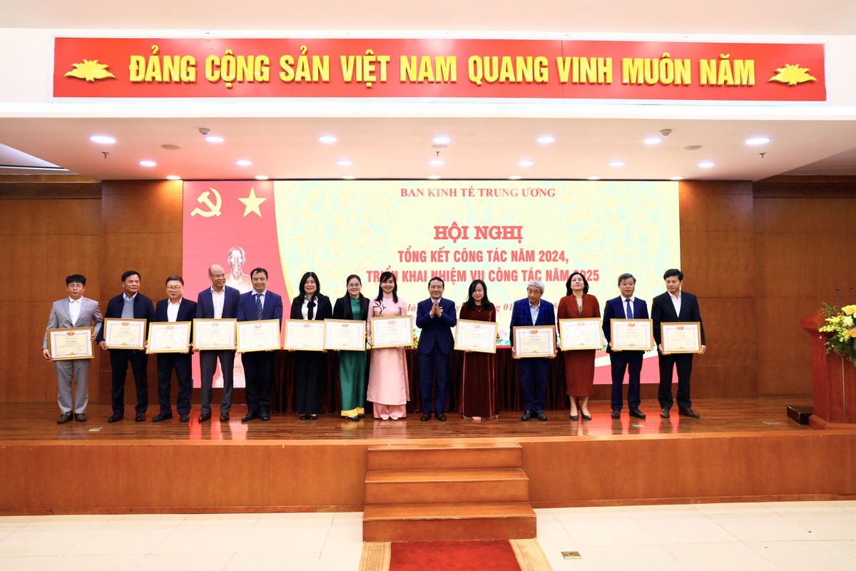 Tại Hội nghị đã công bố danh sách các tập thể, cá nhân xuất sắc nhận các danh hiệu thi đua của Ban năm 2024. Đây là nguồn động viên tinh thần to lớn cho tập thể và các cá nhân được vinh danh.