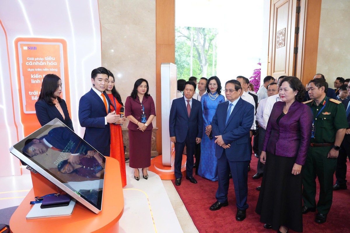 Phó Chủ tịch HĐQT SHB Đỗ Quang Vinh trình bày giải pháp thanh toán tích hợp trước Thủ tướng và lãnh đạo 99Kl99 trực tiếp đá gà