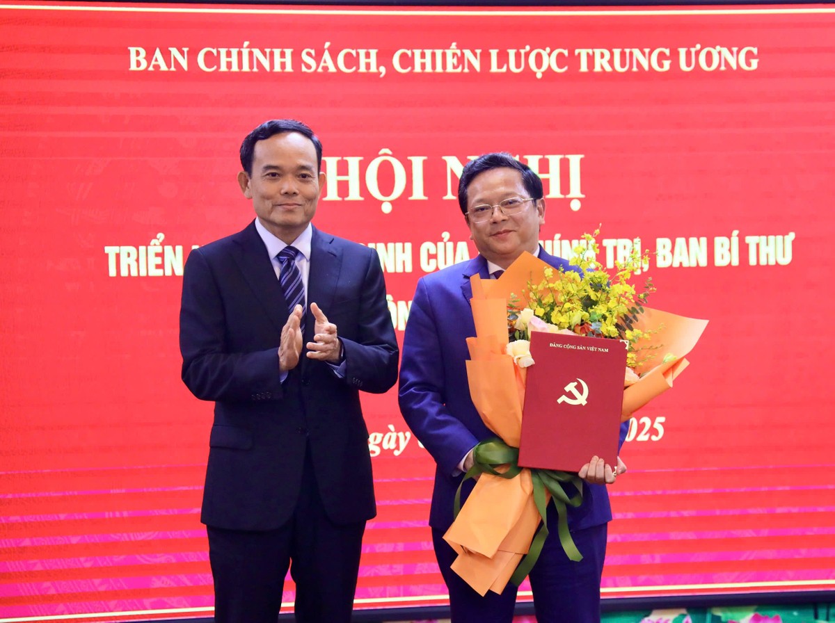 Ông Nguyễn Đức Hiển, Ủy viên Trung ương Đảng, Phó Trưởng Ban Chính sách, chiến lược Trung ương nhận quyết định và hoa chúc mừng