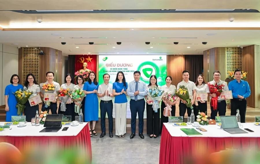 Ban lãnh đạo Vietcombank và đại diện Công đoàn Link Vào Nhà Cái KL99 COM Tặng +199k Việt Nam, Công đoàn Vietcombank chụp ảnh lưu niệm cùng 10 cán bộ được Tổng Liên đoàn Lao động Việt Nam trao tặng “Bằng Lao động sáng tạo” năm 2024