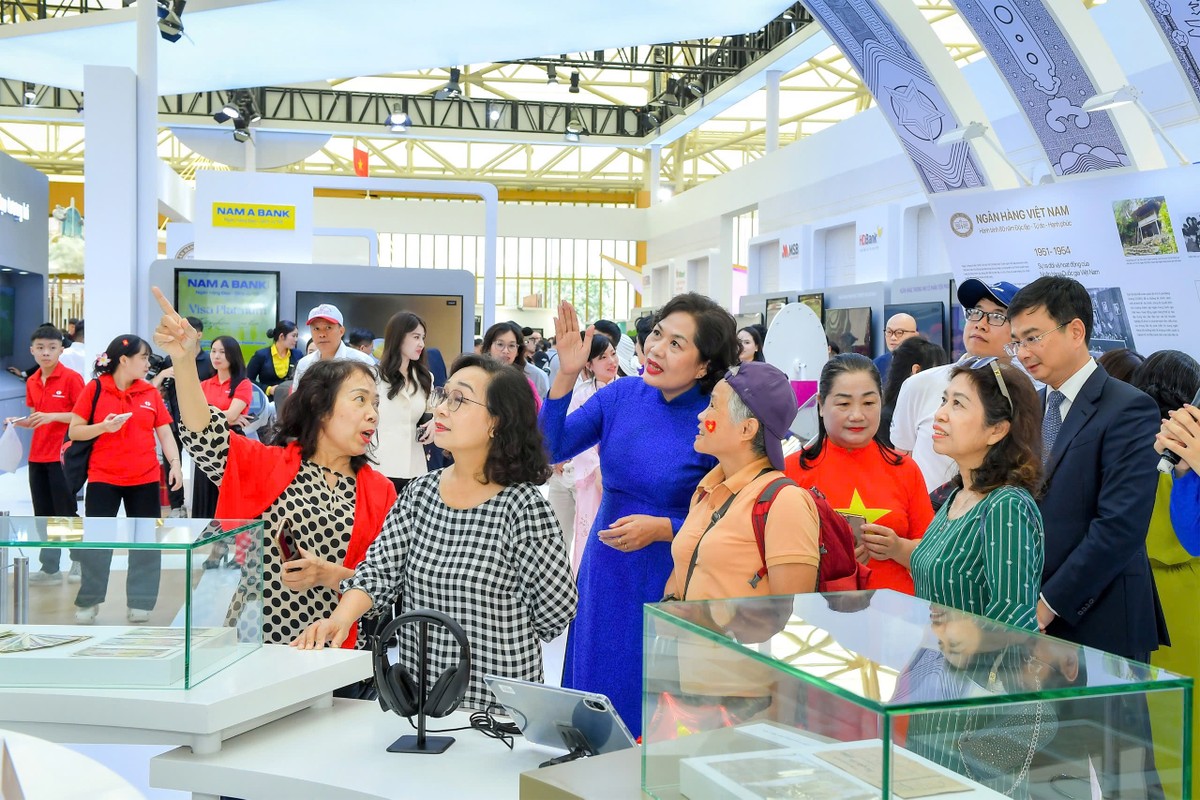 Thống đốc NHNN Nguyễn Thị Hồng giới thiệu với khách tham quan Triển lãm thành tựu ngành Link Vào Nhà Cái KL99 COM Tặng +199k