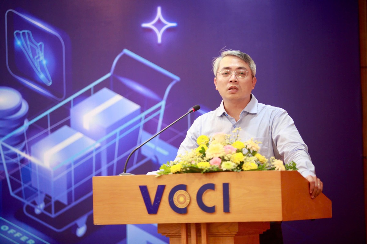 Ông Hoàng Ninh, Phó Cục trưởng Cục Thương mại điện tử và Kl992 cổng game cá cược số (Bộ Công thương) phát biểu tại Hội thảo