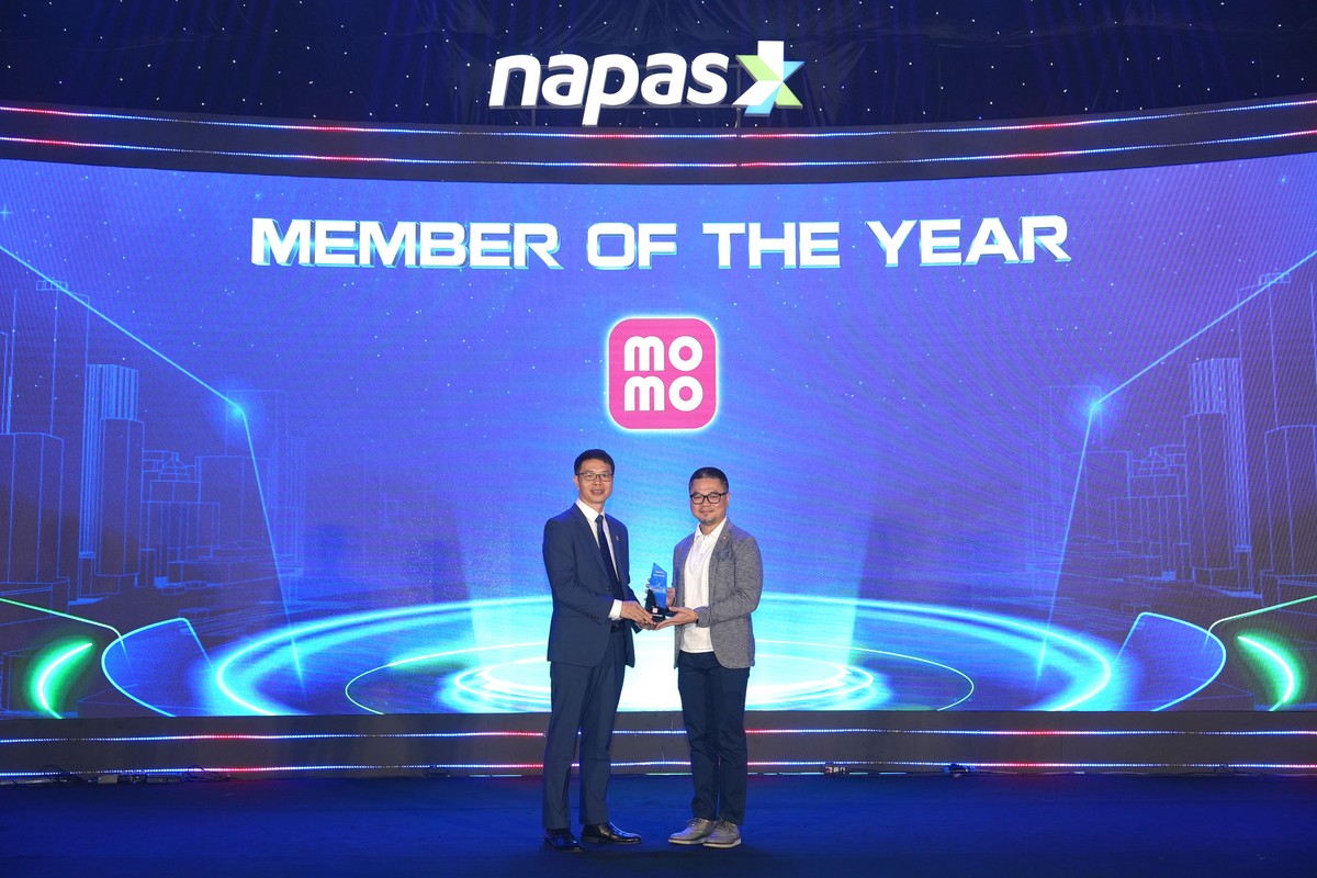 Đại diện MOMO lên nhận Giải “Member of the Year 2025” do NAPAS trao tặng