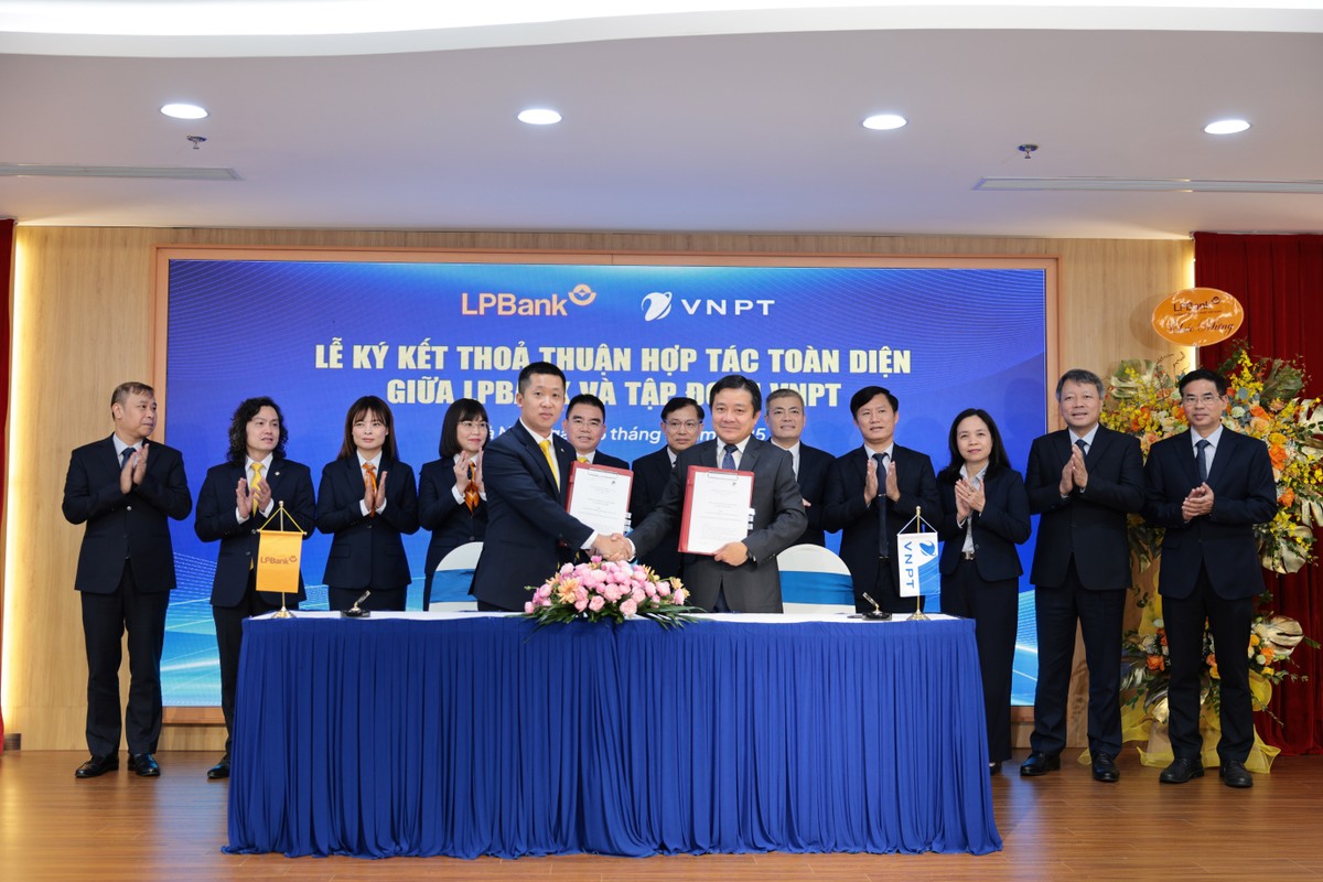 Ông Vũ Quốc Khánh,Tổng Giám đốc LPBank (trái) và ông Huỳnh Quang Liêm, Thành viên HĐTV kiêm Tổng Giám đốc Kl994 game bài casino hấp dẫn VNPT (phải) ký kết thoả thuận hợp tác toàn diện dưới sự chứng kiến của đại diện lãnh đạo hai bên.