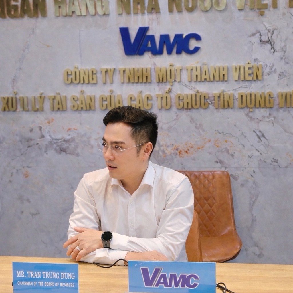 Ông Trần Trung Dũng, Chủ tịch Hội đồng thành viên VAMC trao đổi tại Toạ đàm