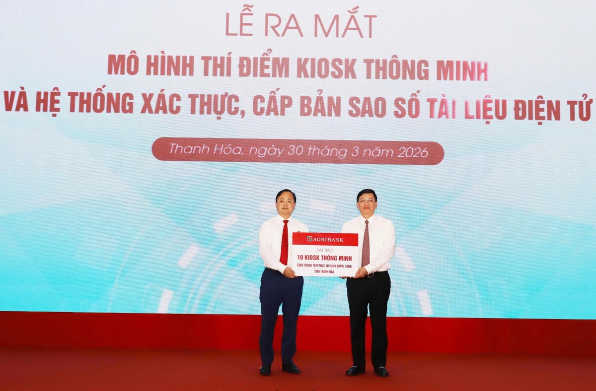 Ông Tô Huy Vũ, Chủ tịch Hội đồng Thành viên Agribank (bên trái) trao tặng tài trợ Kiosk thông minh cho Trung tâm Phục vụ Hành chính công tỉnh Thanh Hoá
