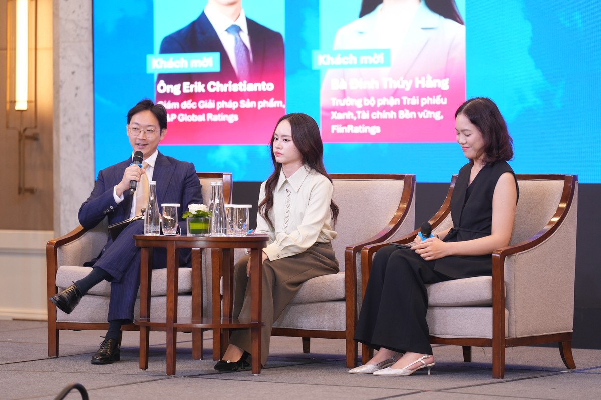 Bà Đinh Thúy Hằng, Trưởng bộ phận Kl99kl Hoàn Trả Vô Tận Xanh và Kl991.com nạp rút nhanh Bền vững, FiinRatings (ngồi giữa)