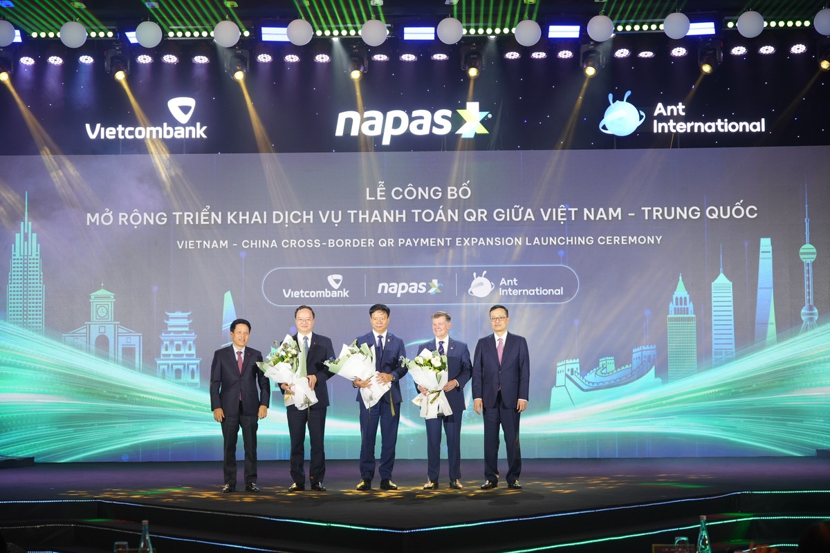 Các Phó Thống đốc Link Vào Nhà Cái KL99 COM Tặng +199k 99Kl99 trực tiếp đá gà Việt Nam gồm ông Phạm Tiến Dũng và ông Phạm Quang Dũng tặng hoa chúc mừng lãnh đạo NAPAS, Vietcombank và Ant International.