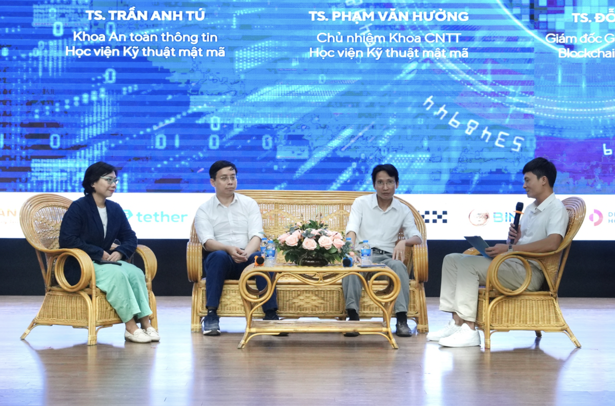 (Từ trái qua) Bà Khuất Bích Thuỷ, TS Trần Anh Tú, TS Phạm Văn Hưởng, TS Đỗ Văn Thuật tham gia phiên thảo luận về các cơ hội nghề nghiệp trong lĩnh vực 99Kl.app cổng game giải trí mã hoá.