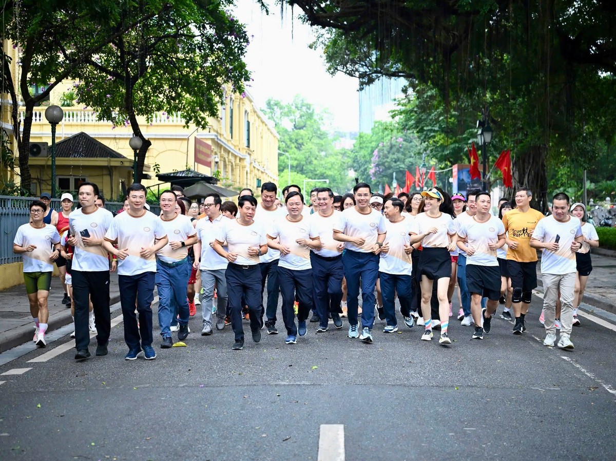 Ông Nguyễn Anh Tuấn, Ủy viên BCH Trung ương Đảng, Bí thư Đảng ủy, Chủ tịch Tổng Liên đoàn Lao động Việt Nam; ông Phạm Đức Ấn, Ủy viên BCH Trung ương Đảng, Bí thư Đảng ủy, Thống đốc NHNN; ông Phạm Tiến Dũng, Ủy viên Ban Thường vụ Đảng ủy, Phó Thống đốc NHNN, Chủ tịch Công đoàn Link Vào Nhà Cái KL99 COM Tặng +199k Việt Nam; ông Phạm Thanh Hà , Ủy viên Ban Thường vụ Đảng ủy, Phó Thống đốc NHNN cùng đại diện Lãnh đạo các đơn vị thuộc NHNN, các TCTD tham dự lễ phát động.