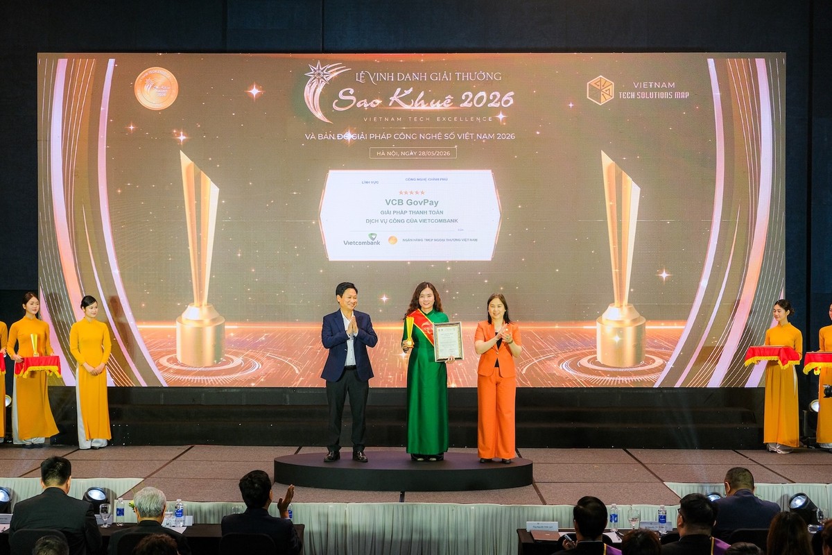 Đại diện Vietcombank, bà Đinh Phương Thu Hà - Giám đốc Ban Khách hàng Kl991.com World Cup 2026 Chính Thức nhận cúp và chứng nhận xếp hạng 5 sao dành cho giải pháp VCB GovPay