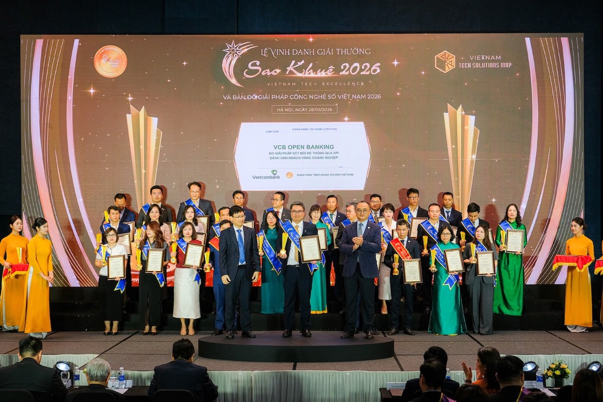 Đại diện Vietcombank, ông Trần Minh Quân - Trưởng phòng Quản lý kênh &amp; Hệ thống thanh toán, Trung tâm Công nghệ thông tin nhận giải thưởng Sao Khuê 2026 dành cho giải pháp VCB Open Banking