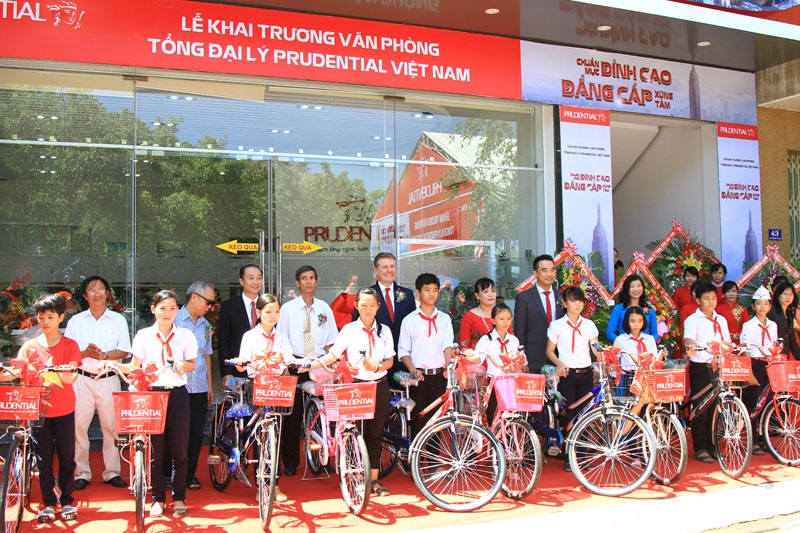 Prudential tài trợ 300 triệu đồng cho học sinh nghèo tại miền Trung ảnh 1