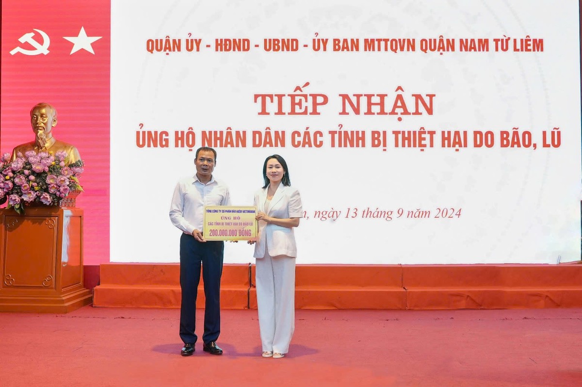 Đại diện Kl99kl phiên bản hoạt động VietinBank – VBI ủng hộ người dân các tỉnh bị thiệt hại do bão, lũ