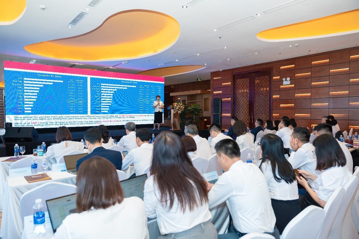 Bà Bùi Thị Thanh Xuân, Phó tổng giám đốc trình bày báo cáo hoạt động Kl992 VIP Trang Chủ 2026 6 tháng đầu năm 2025