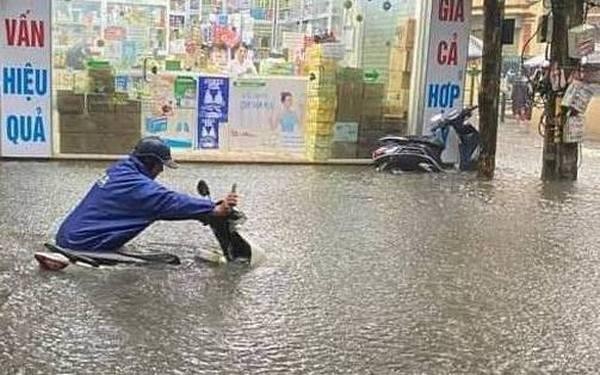 Trận mưa to chiều 29/5 khiến nhiều tuyến phố ở Hà Nội bị ngập úng
