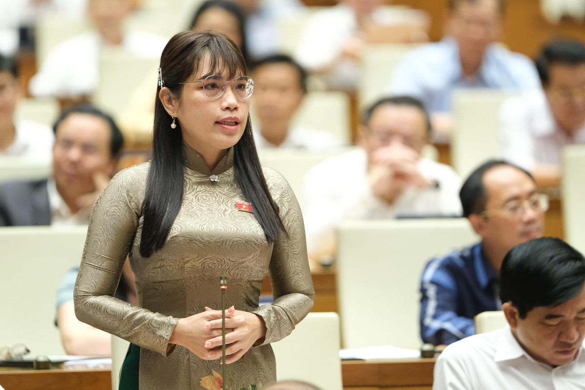 Đại biểu Châu Quỳnh Dao tham gia tranh luận.