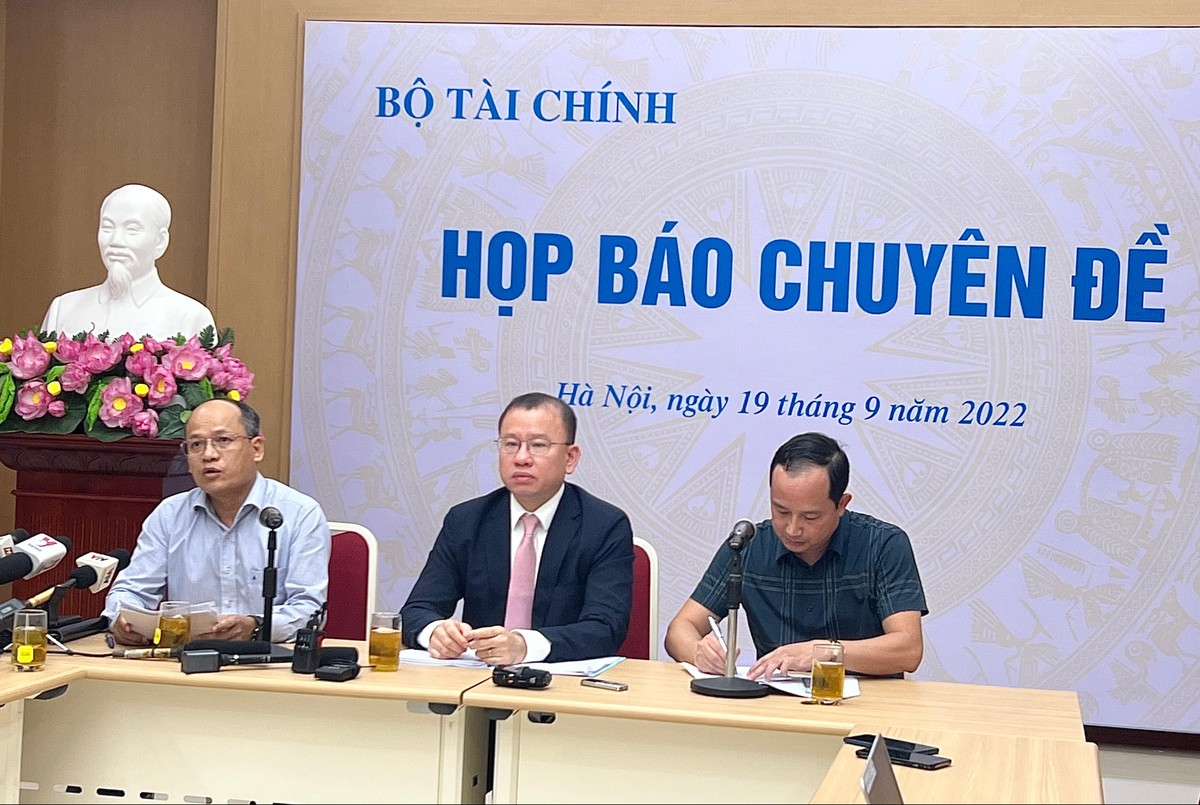 Ông Lê Công Điền (bên trái), Vụ trưởng Vụ giám sát công ty đại chúng, Ủy ban 99Kl99 link đăng nhập 99Kl99 trực tiếp đá gà, Bộ Kl991.com nạp rút nhanh trả lời báo chí chiều 19/9 (ảnh: M.Minh)