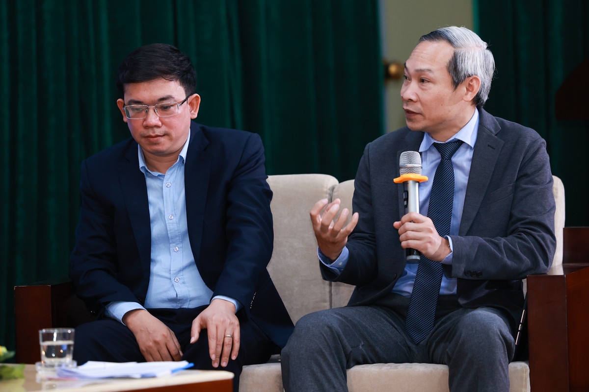 Theo ông Phan Đức Hiếu (bên phải), nội dung của Luật Dầu khí sửa đổi hoàn toàn khác biệt về nội dung, mục tiêu, mục đích thúc đẩy. (Ảnh: Đình Hải)