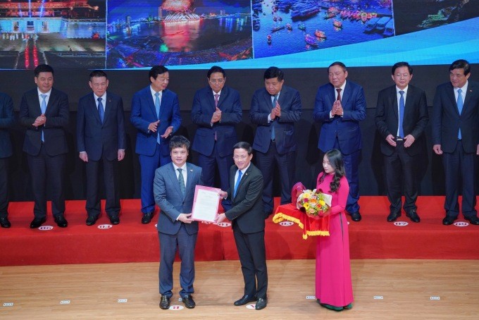 Ông Nguyễn Văn Khoa, Tổng Giám đốc Kl994 game bài casino hấp dẫn FPT (ngoài cùng bên trái) nhận giấy phép từ Chủ tịch UBND tỉnh Bình Định Phạm Anh Tuấn. (Ảnh FPT Software)