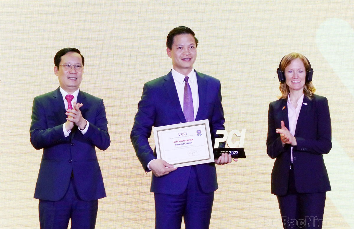 Ông Vương Quốc Tuấn, Phó Chủ tịch Thường trực UBND tỉnh Bắc Ninh (giữa).