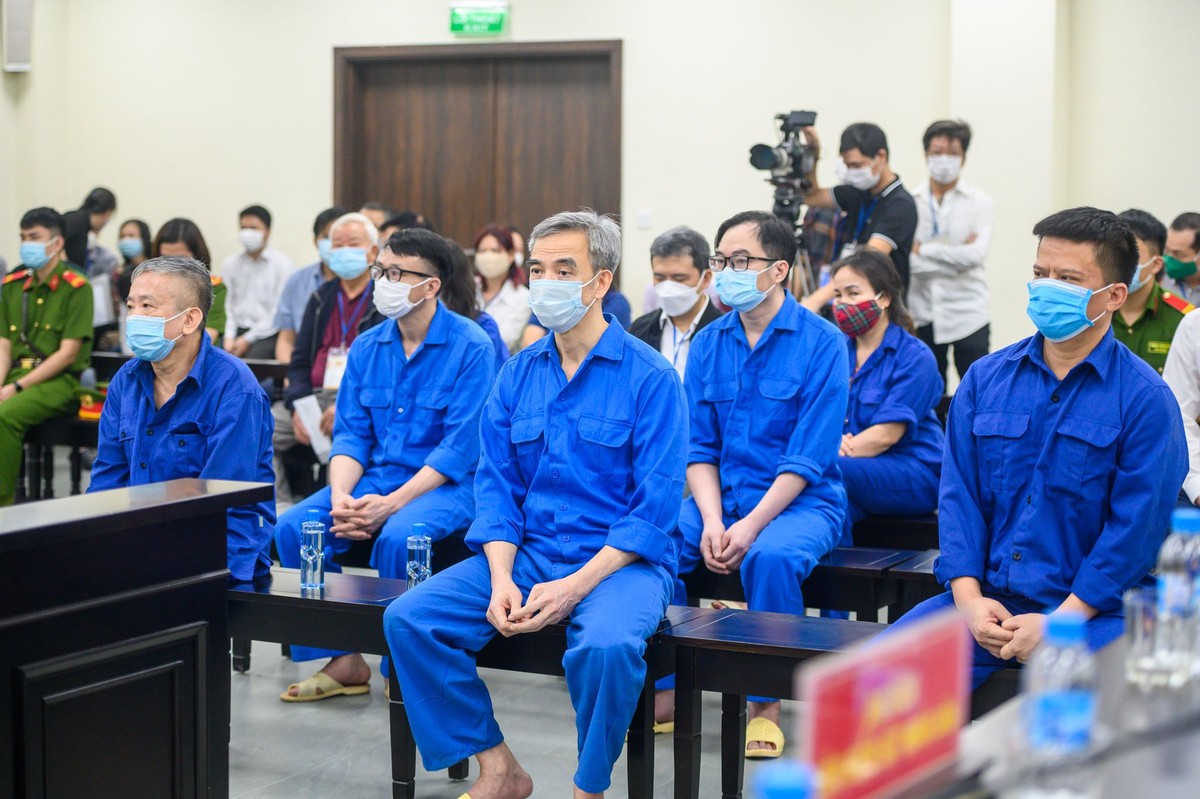 Ông Nguyễn Quang Tuấn và các đồng phạm tại phiên xử sáng 17/4.