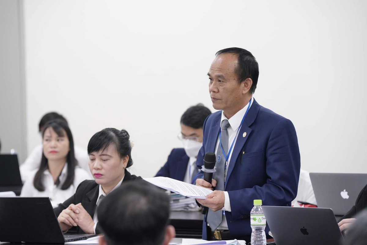 Luật sư Bùi Đình Ứng bào chữa cho bị cáo Nguyễn Quang Tuấn chiều 18/4: "Có thể biết mượn vật tư là không đúng; nhưng với y đức của người thầy thuốc, chữa bệnh cứu người là trên hết nên họ phải chấp nhận làm sai và chịu rủi ro''.