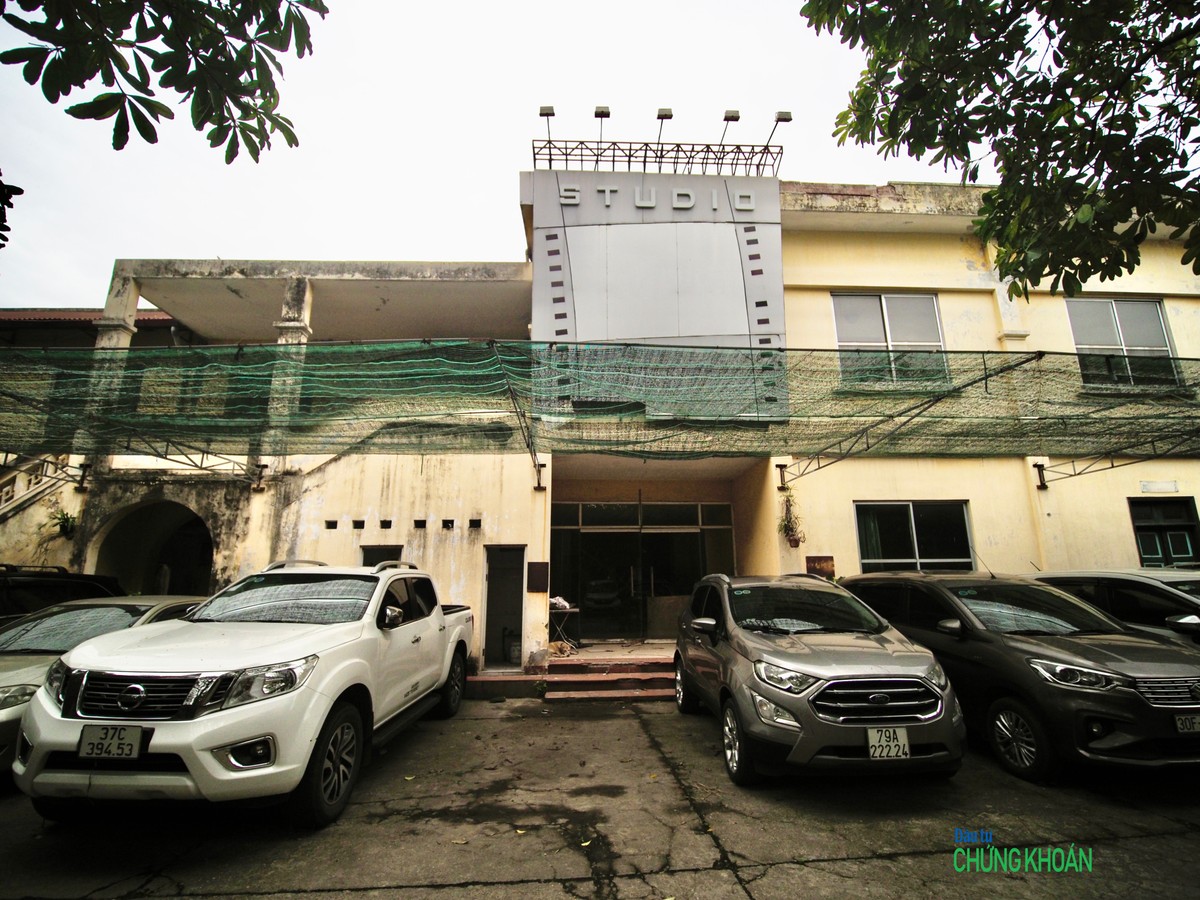 Biển hiệu Studio của Hãng phim từng là niềm kiêu hãnh ngày nào, giờ đây trông nhếch nhác vì cũ kỹ, xuống cấp.